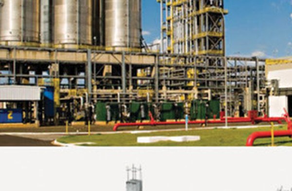 Planta industrial com silos e tubulação